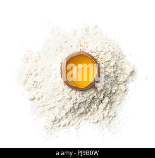 Uovo fresco in farina di grano isolato su sfondo bianco come pacchetto elemento di design Foto Stock