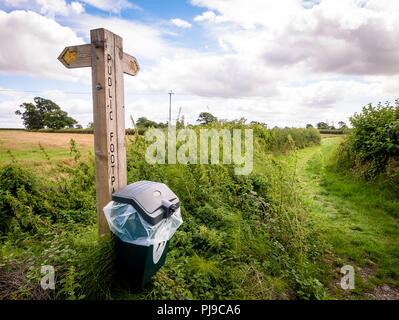 Un cartello in legno segna il percorso lungo un off-road sentiero in Faulkland villaggio nel Somerset England Regno Unito Foto Stock