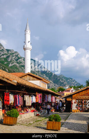 Bazaar e il minareto della moschea Bazaar, Kruja, Krujë, Durres, Durazzo, Albania Foto Stock