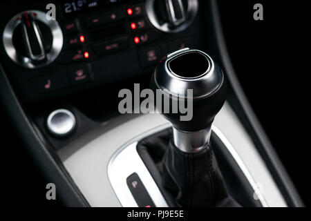 Ingranaggio automatico stick di una moderna autovettura. Auto moderna particolari degli interni. Vista ravvicinata. Dettagli auto. Cambio automatico della leva di cambio. Nero in pelle Foto Stock