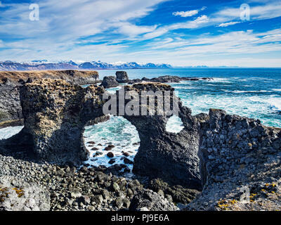 Gatklettur Arch Rock a Hellnar, vicino Arnarstapi sulla penisola Snaefellsnes in Islanda occidentale. Foto Stock