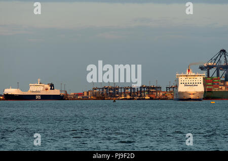 Stena Line e DFDS roll-on roll-off ferries Foto Stock