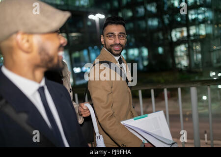 Imprenditori a piedi nella città di notte Foto Stock
