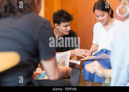 Progettisti creativi rivedendo le prove in riunione Foto Stock