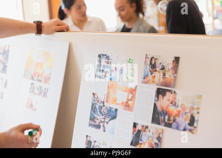 Progettisti creativi rivedendo story board prove Foto Stock