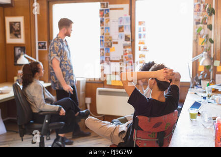 Il creativo brainstorming, revisione di fotografare le prove in ufficio Foto Stock