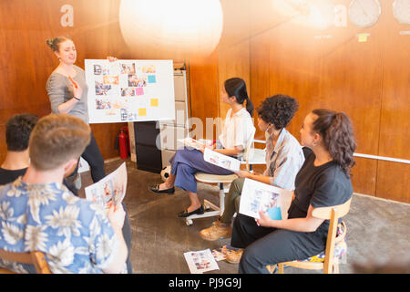 Il creativo brainstorming, revisione di fotografare le prove in office meeting Foto Stock