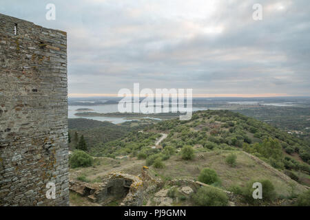 Vista tramonto sopra il castello e il Lago di Alqueva, Monsaraz, Portogallo Foto Stock