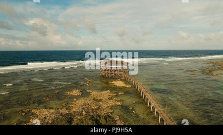 Punto di vista nell'oceano al Cloud Nine surf point, Siargao island , Filippine. Vista aerea sollevata passerella in legno per surfisti di attraversare la barriera corallina di siargao island al cloud 9 surf break sull isola di Mindanao. Isole Siargao famoso surf break cloud 9. Foto Stock