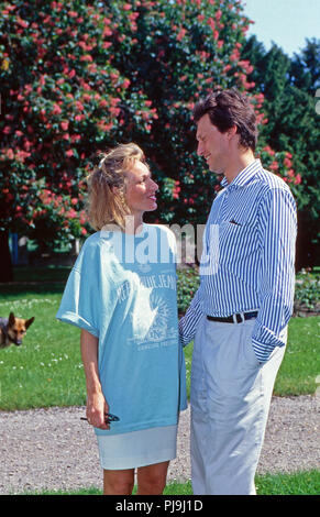 Wilhelm Albert Fürst von Urach, Graf von Württemberg mit Ehefrau Karen, geb. von Brauchitsch, auf Schloss Lichtenstein, Deutschland 1992. Wilhelm Albert Prince von Urach, Conte di Wurttemberg, con sua moglie Karen, nee von Brauchitsch, al castello di Lichtenstein, Germania 1992 Foto Stock