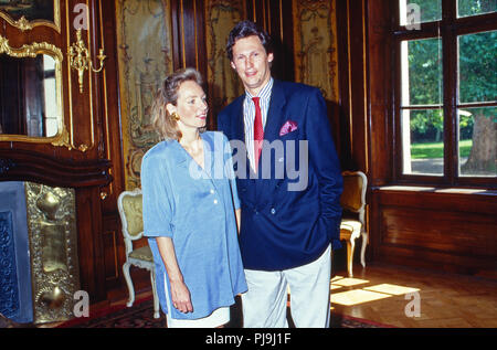 Wilhelm Albert Fürst von Urach, Graf von Württemberg mit Ehefrau Karen, geb. von Brauchitsch, auf Schloss Lichtenstein, Deutschland 1992. Wilhelm Albert Prince von Urach, Conte di Wurttemberg, con sua moglie Karen, nee von Brauchitsch, al castello di Lichtenstein, Germania 1992 Foto Stock