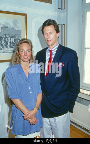 Wilhelm Albert Fürst von Urach, Graf von Württemberg mit Ehefrau Karen, geb. von Brauchitsch, auf Schloss Lichtenstein, Deutschland 1992. Wilhelm Albert Prince von Urach, Conte di Wurttemberg, con sua moglie Karen, nee von Brauchitsch, al castello di Lichtenstein, Germania 1992 Foto Stock