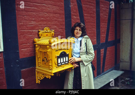 Huberta Sissi Fürstin zu Bentheim Tecklenburg un einem historischen Briefkasten, Deutschland 1981. Huberta Principessa Sissi di Bentheim Tecklenburg con una cassetta postale di storici, Germania 1981. Foto Stock