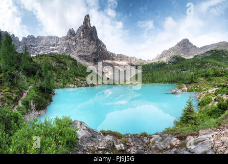 Montagne e lago turchese nelle Dolomiti mine antiuomo, Italia. Sorapis lago in Italia. Splendido paesaggio in estate Foto Stock