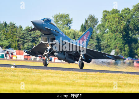 RAF Royal Air Force Eurofighter Typhoon FGR4 jet fighter con logo RAF100 atterra al Royal International Air Tattoo, RIAT, RAF Fairford Foto Stock