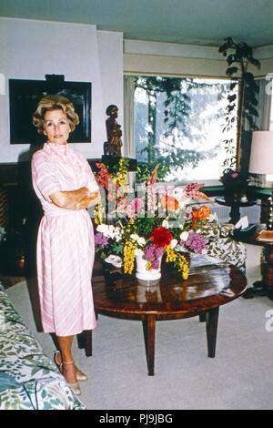 Lilli Palmer, deutsch britisch schweizerische Schauspielerin, Autorin und Malerin, in ihrer Villa 'La Loma" in Goldingen, Schweiz 1978. Lilli Palmer, attrice, autore e pittore alla sua villa 'La Loma" in Goldingen, Svizzera 1978 Foto Stock