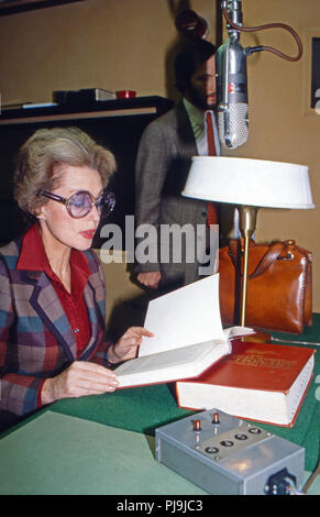 Lilli Palmer, deutsch britisch schweizerische Schauspielerin, Autorin und Malerin, bei einer Lesung in New York, Stati Uniti d'America 1981. Autore Lilli Palmer durante una lettura a New York, Stati Uniti d'America 1981. Foto Stock