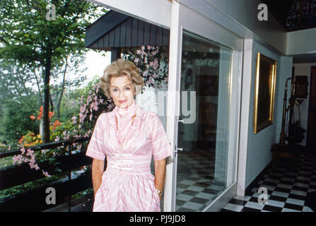 Lilli Palmer, deutsch britisch schweizerische Schauspielerin, Autorin und Malerin, in ihrer Villa 'La Loma" in Goldingen, Schweiz 1978. Lilli Palmer, attrice, autore e pittore alla sua villa 'La Loma" in Goldingen, Svizzera 1978 Foto Stock