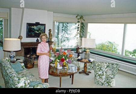 Lilli Palmer, deutsch britisch schweizerische Schauspielerin, Autorin und Malerin, in ihrer Villa 'La Loma" in Goldingen, Schweiz 1978. Lilli Palmer, attrice, autore e pittore alla sua villa 'La Loma" in Goldingen, Svizzera 1978 Foto Stock