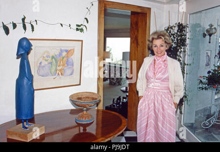 Lilli Palmer, deutsch britisch schweizerische Schauspielerin, Autorin und Malerin, in ihrer Villa 'La Loma" in Goldingen, Schweiz 1978. Lilli Palmer, attrice, autore e pittore alla sua villa 'La Loma" in Goldingen, Svizzera 1978 Foto Stock