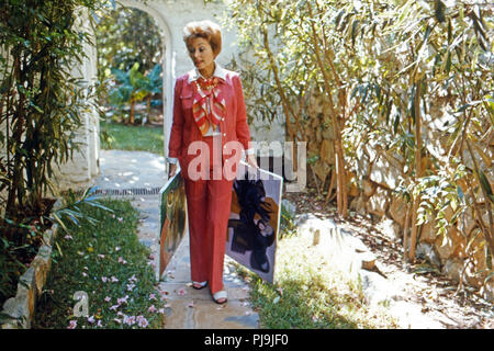 Lilli Palmer, deutsch britisch schweizerische Schauspielerin, Autorin und Malerin, mit zwei ihrer Gemälde in Goldingen, Schweiz 1978. Lilli Palmer, attrice, autore e pittore con due dei suoi dipinti a Goldingen, Svizzera 1978 Foto Stock