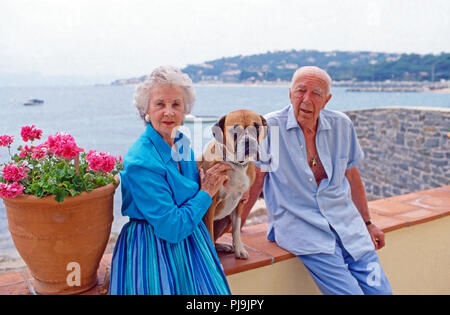 Prinz Bertil von Schweden mit Ehefrau Lillian im Urlaub in Sainte Maxime, Frankreich 1990. Il principe Bertil di Svezia e sua moglie Lillian in vacanza a Sainte Maxime, Francia 1990. Foto Stock