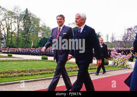 Noi Präsident Ronald Reagan und Bundespräsident Richard von Weizsäcker Abschreiten nach der Abteilungen des Wachbataillons beim Besuch a Bonn, Deutschland 1985. Foto Stock