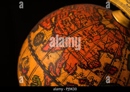 Antica globe replica con Mappa di Asia orientale dei paesi sul Emisfero Orientale durante l'età delle scoperte Foto Stock