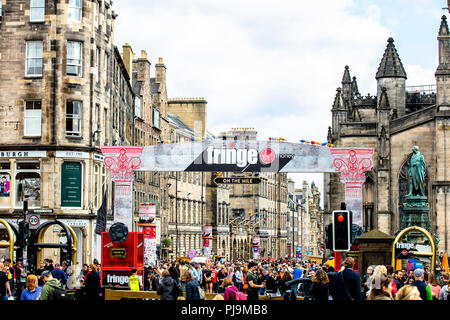 Edimburgo, Scozia / Regno Unito - Agosto 25 2018: Edinburgh Festival Fringe live scena di strada presso il Royal Mile con enorme folla Foto Stock