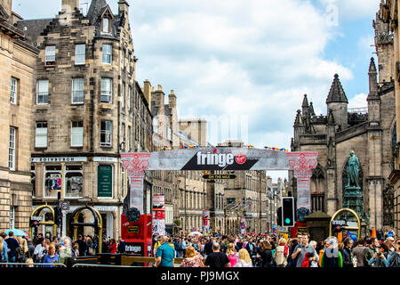 Edimburgo, Scozia / Regno Unito - Agosto 25 2018: Edinburgh Festival Fringe live scena di strada presso il Royal Mile con enorme folla Foto Stock