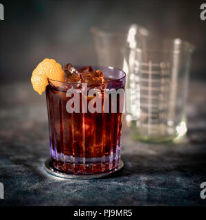 Negroni Svegliato cocktail fantasia nel bicchiere con ghiaccio Foto Stock