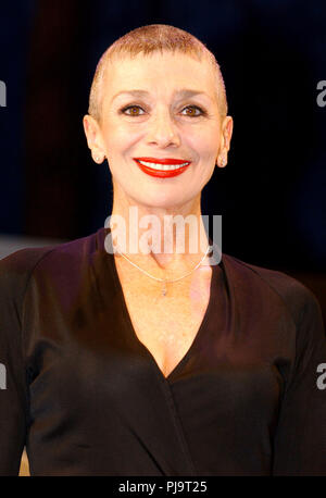 ©Alpha premere DM045802 08 11 01 JACQUELINE PEARCE " PERICOLOSO CORNER PHOTOCALL AL Garrick Theatre di Londra Foto Stock