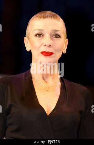 ©Alpha premere DM045802 08 11 01 JACQUELINE PEARCE " PERICOLOSO CORNER PHOTOCALL AL Garrick Theatre di Londra Foto Stock