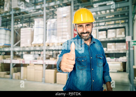 Sorridente tuttofare caucasici in magazzino Foto Stock