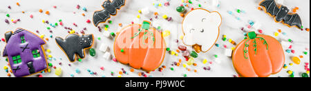 Halloween tradizionale pasta cotta al forno, funny cookies e caramelle ai bambini trattare - ghost, zucche, Gatto nero, pipistrelli, la casa della strega. Sfondo bianco, Foto Stock