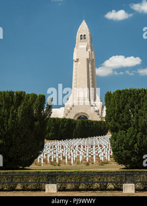 Cimitero fuori di Douaumont ossario vicino a Verdun Francia. Memoriale dei soldati morti sul campo di battaglia durante la battaglia di Verdun in giornate mondiali Foto Stock