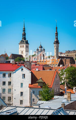 Skyline di Tallinn, vista in un pomeriggio estivo del pittoresco quartiere medievale della Città Vecchia di Tallinn, Estonia. Foto Stock