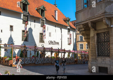 Olde Hansa Restaurant, vista sulla famosa taverna del ristorante Olde Hansa nel centro del quartiere della Città Vecchia di Tallinn, Estonia. Foto Stock