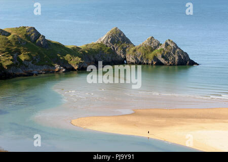 Solitudine su una bella giornata a Three Cliffs Bay, Penisola di Gower, Swansea, Galles del Sud. Foto Stock