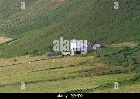 The Old Rectory siede sul lato seaward di Rhossili giù (collina), che si affaccia sul mare di Rhossili bay , sulla Penisola di Gower, vicino a Swansea, sud W Foto Stock