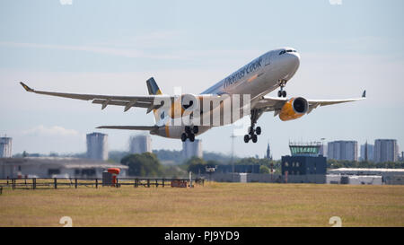 Thomas Cook Airlines Airbus A330 partono dall'Aeroporto Internazionale di Glasgow, Renfrewshire, Scozia - 5 giugno 2018 Foto Stock