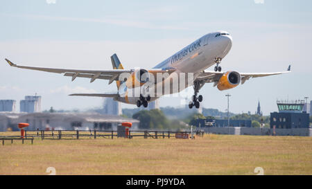 Thomas Cook Airlines Airbus A330 partono dall'Aeroporto Internazionale di Glasgow, Renfrewshire, Scozia - 5 giugno 2018 Foto Stock