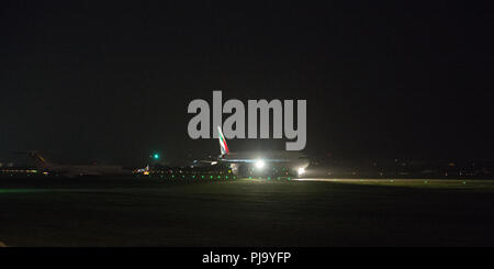 Emirates Airlines volo notturno si discosta dall'Aeroporto Internazionale di Glasgow, Renfrewshire, Scozia - 8 Settembre 2017 Foto Stock