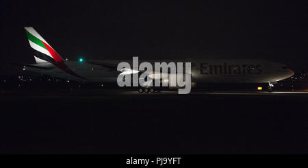 Emirates Airlines volo notturno si discosta dall'Aeroporto Internazionale di Glasgow, Renfrewshire, Scozia - 8 Settembre 2017 Foto Stock