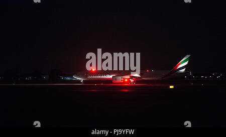 Emirates Airlines volo notturno si discosta dall'Aeroporto Internazionale di Glasgow, Renfrewshire, Scozia - 8 Settembre 2017 Foto Stock