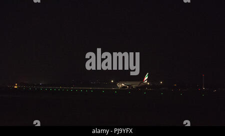 Emirates Airlines volo notturno si discosta dall'Aeroporto Internazionale di Glasgow, Renfrewshire, Scozia - 8 Settembre 2017 Foto Stock