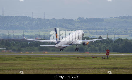 IcelandAir volo dall'Aeroporto Internazionale di Glasgow legato per l'Islanda, Renfrewshire, Scozia - 16 agosto 2016 Foto Stock