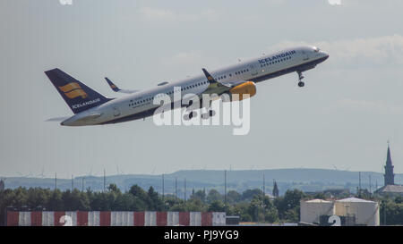 IcelandAir volo dall'Aeroporto Internazionale di Glasgow legato per l'Islanda, Renfrewshire, Scozia - 16 agosto 2016 Foto Stock