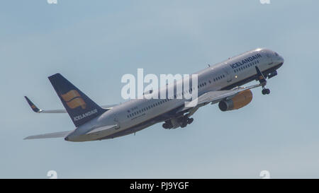 IcelandAir volo dall'Aeroporto Internazionale di Glasgow legato per l'Islanda, Renfrewshire, Scozia - 16 agosto 2016 Foto Stock