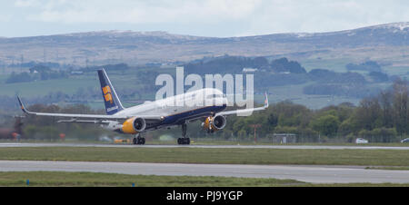 IcelandAir volo dall'Aeroporto Internazionale di Glasgow legato per l'Islanda, Renfrewshire, Scozia - 2 Maggio 2016 Foto Stock